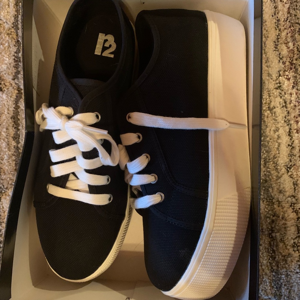 Brand New In the box r2 Emma shoes ladies size 10
